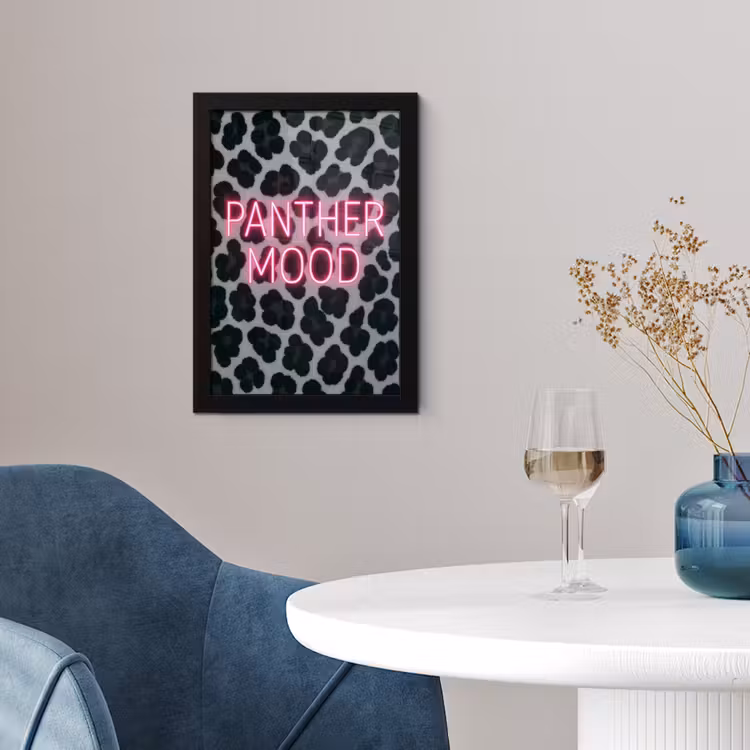 Panterprint - Zwart - Neonletters - Roze fotolijst zwart zonder passe partout klein -sfeer4