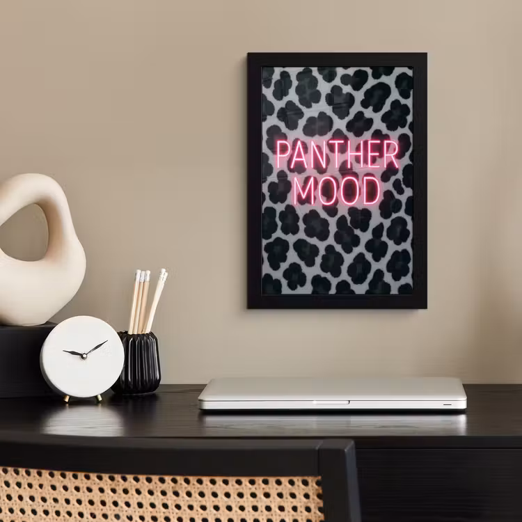 Panterprint - Zwart - Neonletters - Roze fotolijst zwart zonder passe partout klein -sfeer1