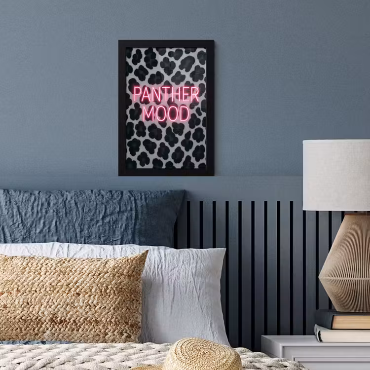 Panterprint - Zwart - Neonletters - Roze fotolijst zwart zonder passe partout klein -sfeer3