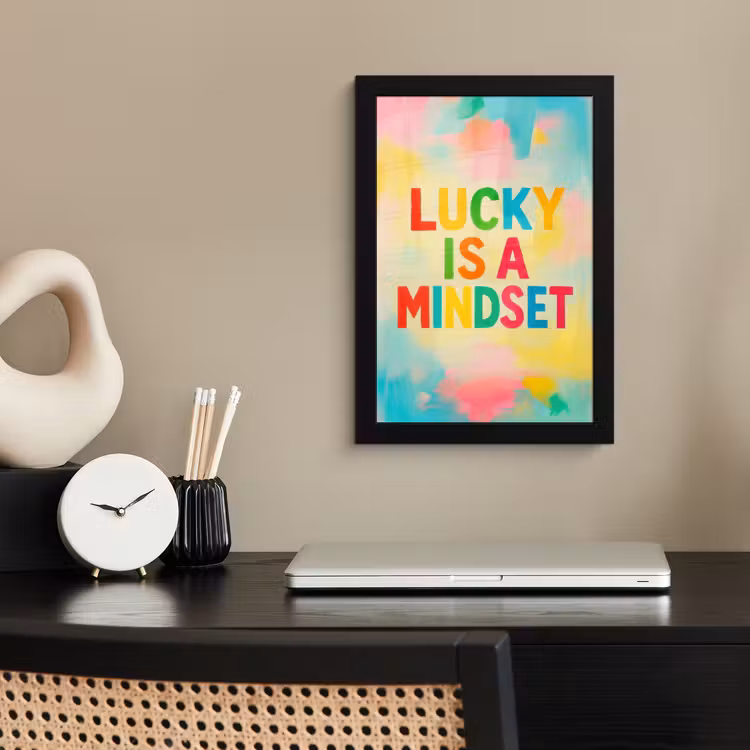Quote - Lucky - Regenboogkleuren fotolijst zwart zonder passe partout klein -sfeer1