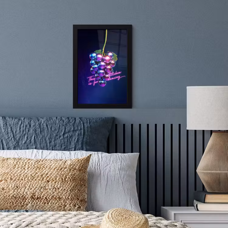 Quote - Neon - Disco - Druiven fotolijst zwart zonder passe partout klein -sfeer3