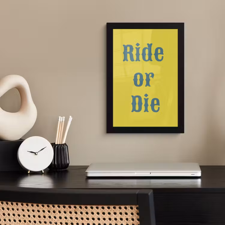 Ride or die - Geel - Blauw fotolijst zwart zonder passe partout klein -sfeer1