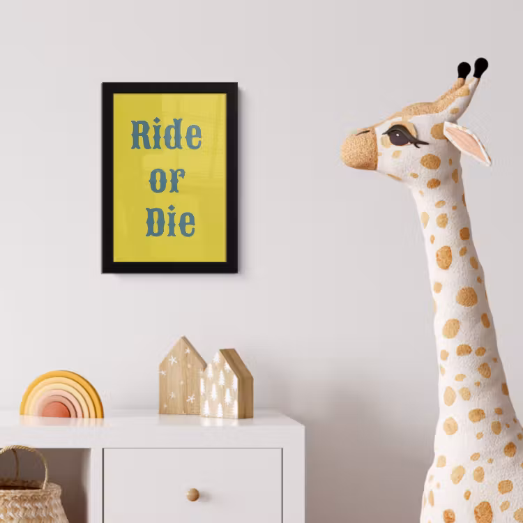 Ride or die - Geel - Blauw fotolijst zwart zonder passe partout klein -usfeer4_kinderkamer