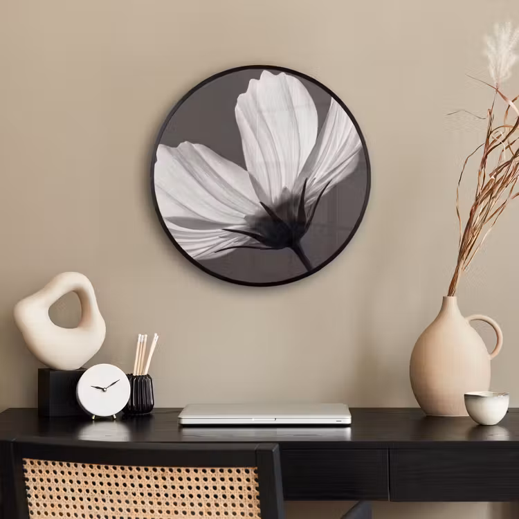 Bloem - Minimalistisch - Zwart - Wit Fotolijst rond zonder passe partout klein -sfeer1