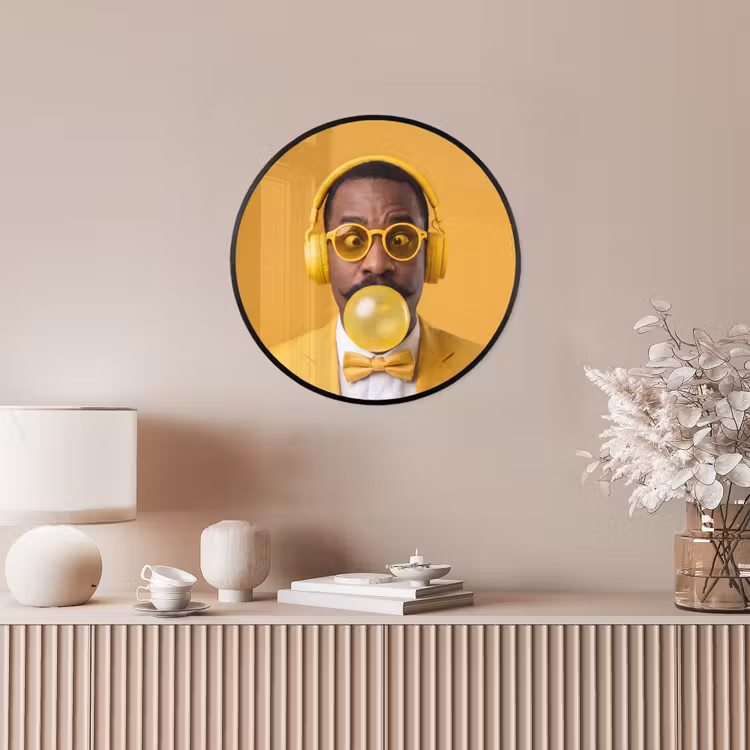 Man - Bubblegum - Portret - Geel - Modern Fotolijst rond zonder passe partout klein -sfeer3