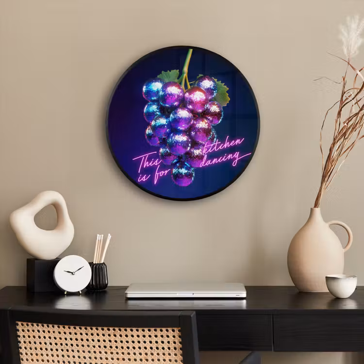 Quote - Neon - Disco - Druiven Fotolijst rond zonder passe partout klein -sfeer1