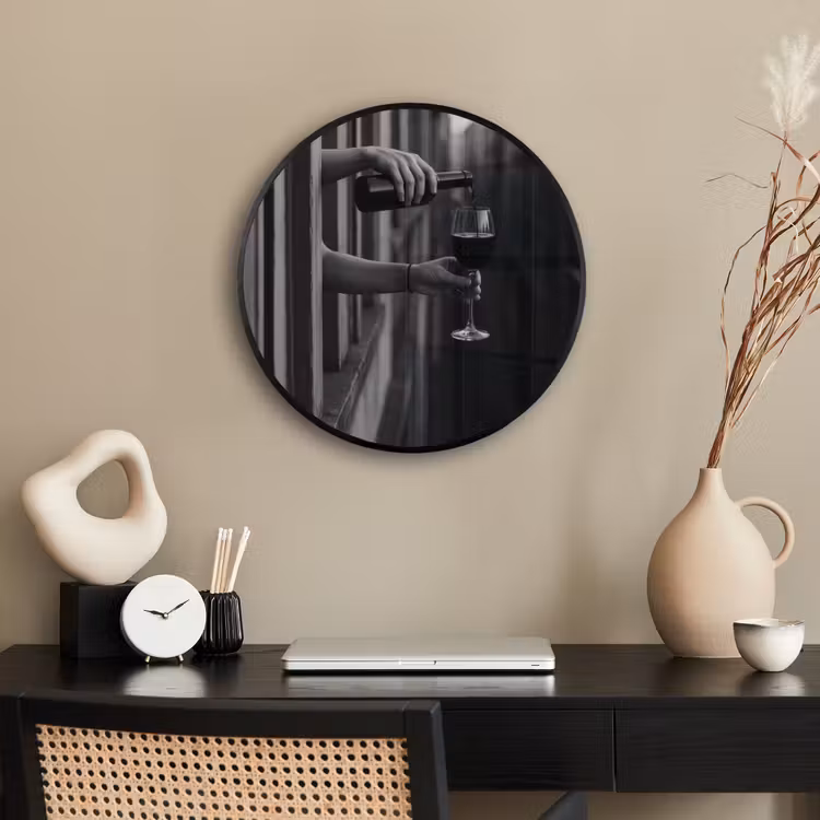 Wijnfles - Glas - Handen - Raam Fotolijst rond zonder passe partout klein -sfeer1