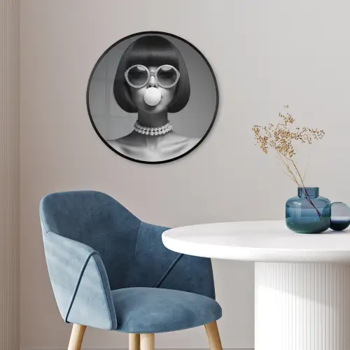 Vrouw - Zwart Wit - Ketting - Zonnebril Fotolijst rond zonder passe partout klein -sfeer2