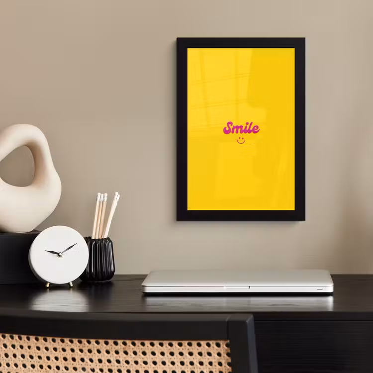 Smile - Geel - Roze fotolijst zwart zonder passe partout klein -sfeer1