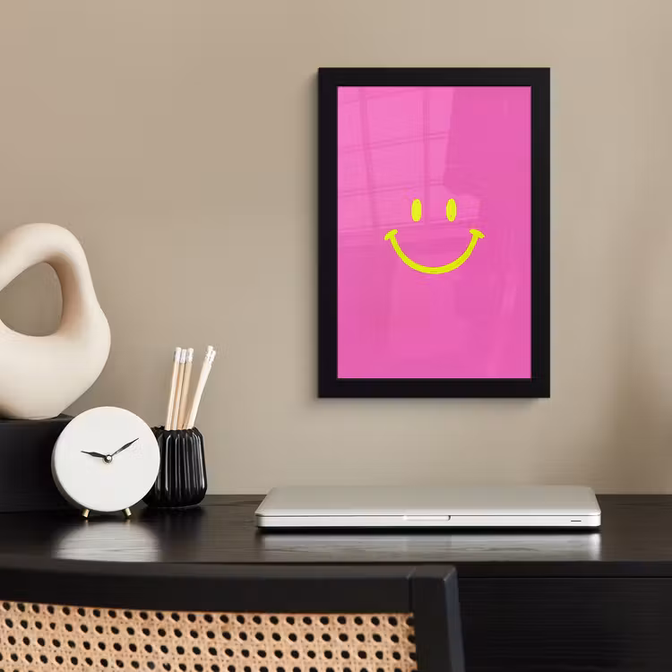 Smiley - Vrolijk - Roze fotolijst zwart zonder passe partout klein -sfeer1