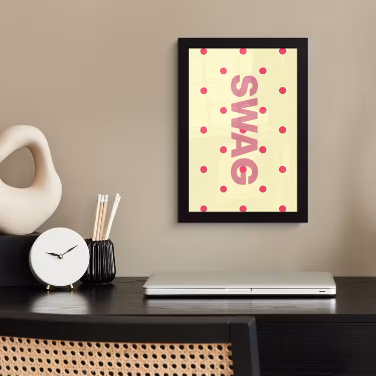 Swag - Roze - Stippen - Geel fotolijst zwart zonder passe partout klein -sfeer1