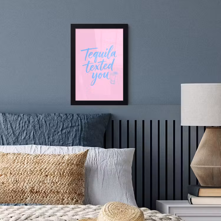 Tequila texted you - Roze - Blauw fotolijst zwart zonder passe partout klein -sfeer3