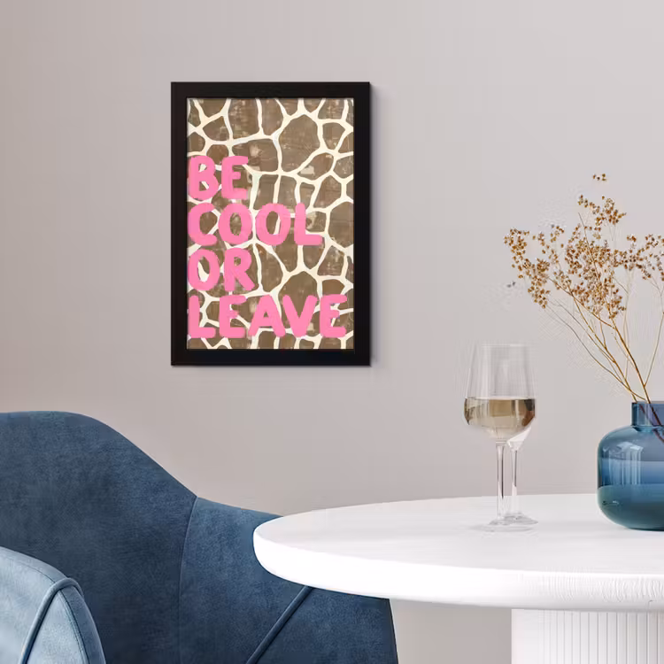 Tekst - Be cool or leave - Roze - Giraffenprint fotolijst zwart zonder passe partout klein -sfeer4