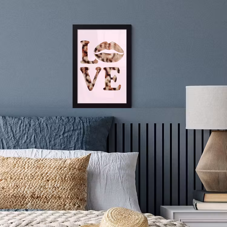 Tekst - Love - Pantervacht - Lichtroze fotolijst zwart zonder passe partout klein -sfeer3