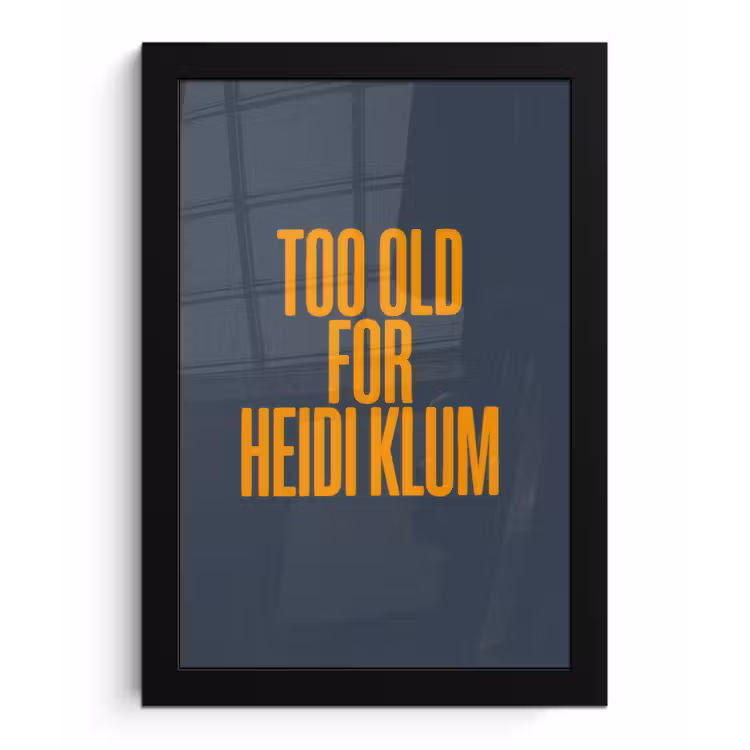 Too old for heidi klum - Geel - Blauw fotolijst zwart zonder passe partout klein -3d