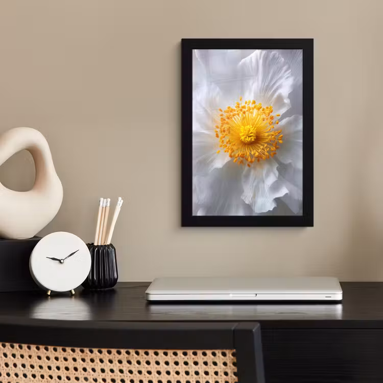 Wit - Bloem - Elegant fotolijst zwart zonder passe partout klein -sfeer1