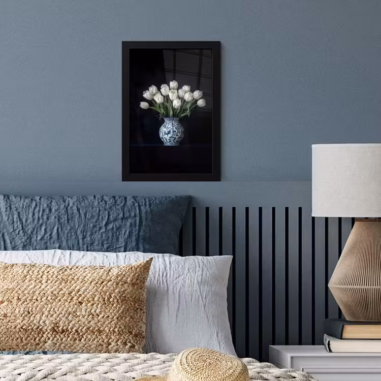 Wit - Bloemen - Tulpen - Vaas fotolijst zwart zonder passe partout klein -sfeer3