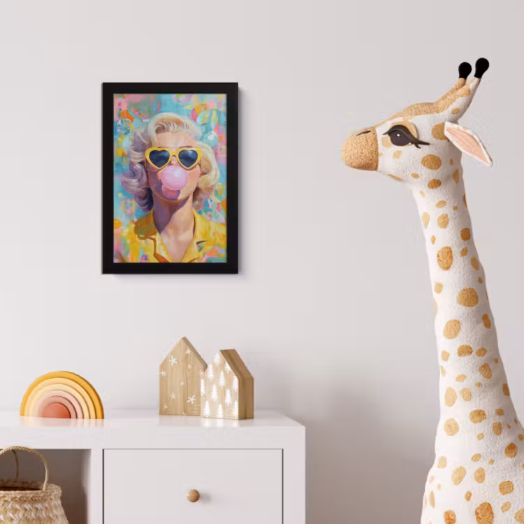 Vrouw - Blond - Roze kauwgom - Kleurrijk - Pastel fotolijst zwart zonder passe partout klein -usfeer4_kinderkamer