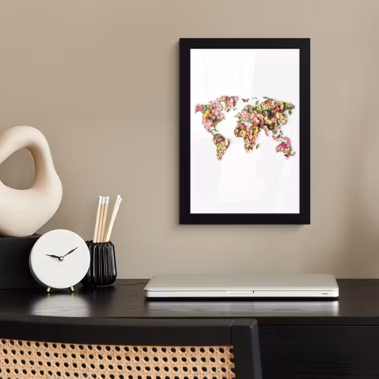 Wereldkaart - Bloemen - Felgekleurd fotolijst zwart zonder passe partout klein -sfeer1