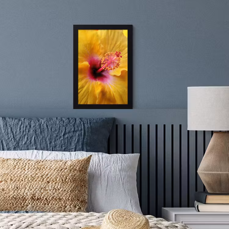 Geel - Hibiscus - Tropisch fotolijst zwart zonder passe partout klein -sfeer3