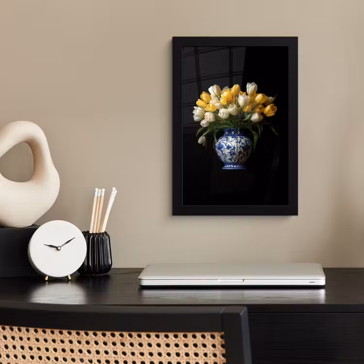 Geel - Tulpen - Vaas - Bloemen fotolijst zwart zonder passe partout klein -sfeer1