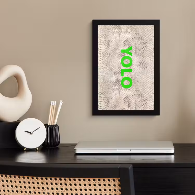 YOLO - Groen - Neon - Slangenprnt fotolijst zwart zonder passe partout klein -sfeer1