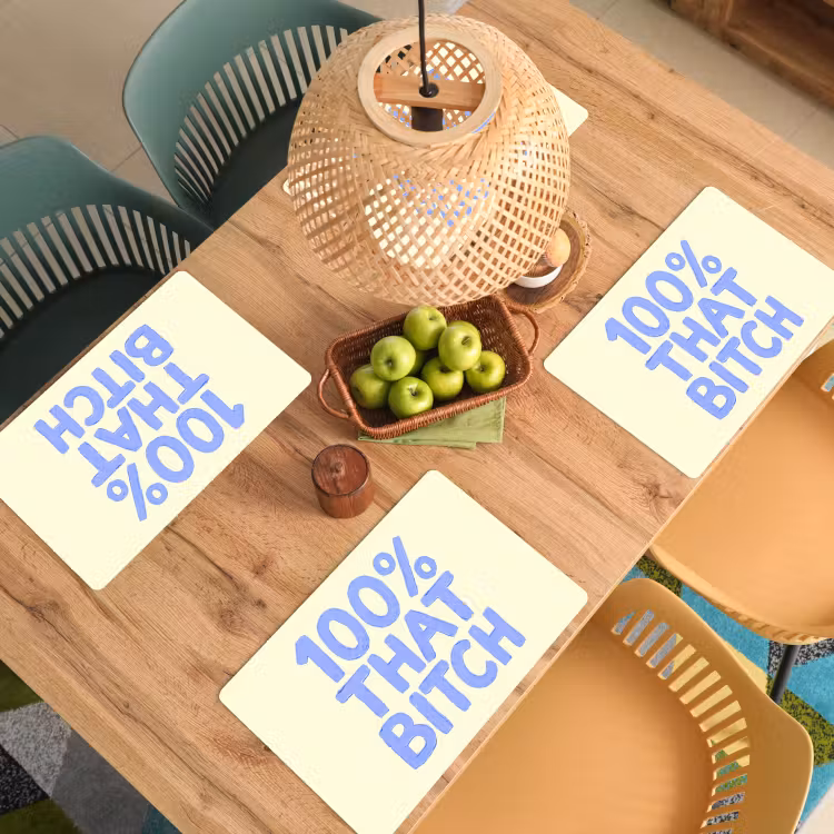 100% that bitch - Blauw - Wit Placemat vinyl groot -zzsfeer5_Kitchenyeah-website