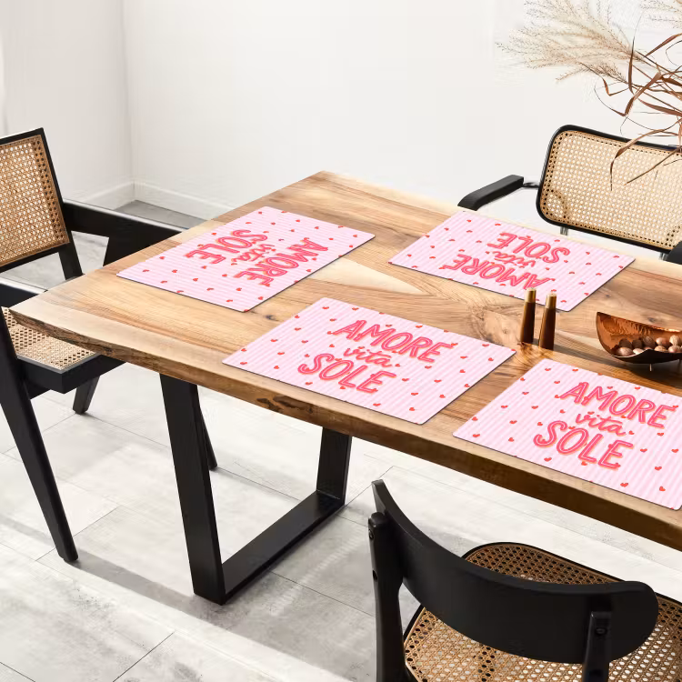 Amore vita sole - Roze - Hartjes Placemat vinyl groot -zzsfeer4_Kitchenyeah-website