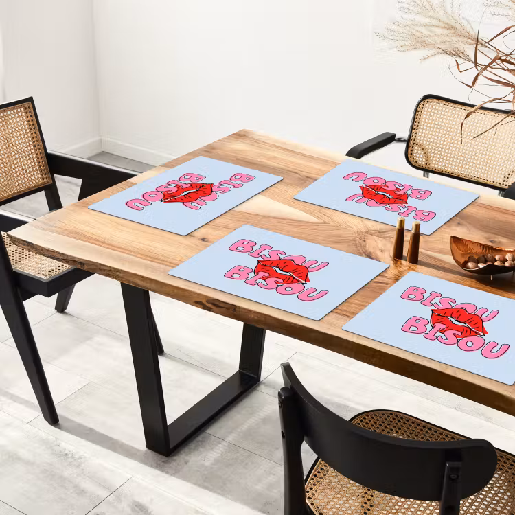 Bisou - Blauw - Roze - Lippen Placemat vinyl groot -zzsfeer4_Kitchenyeah-website