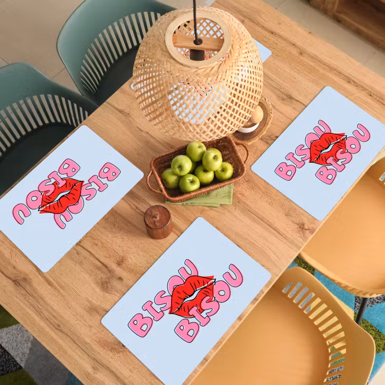 Bisou - Blauw - Roze - Lippen Placemat vinyl groot -zzsfeer5_Kitchenyeah-website