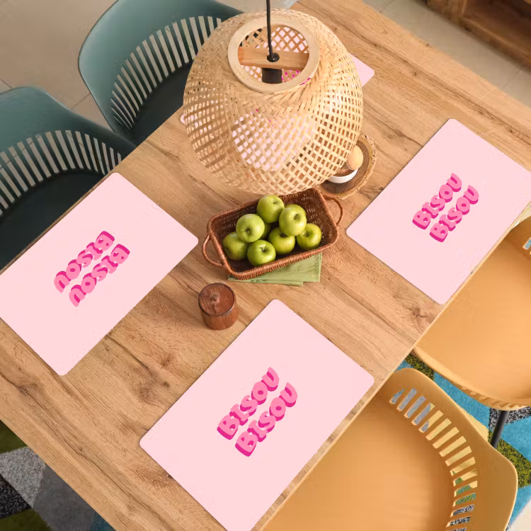 Bisou - Roze - Dikke letters Placemat vinyl groot -zzsfeer5_Kitchenyeah-website