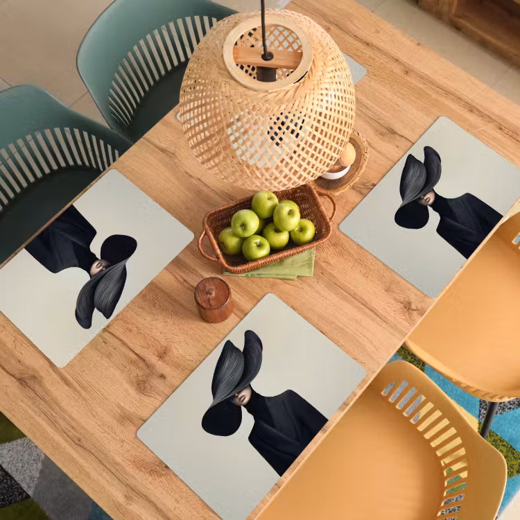 Zwart - Vrouw - Hoed Placemat vinyl groot -zzsfeer5_Kitchenyeah-website