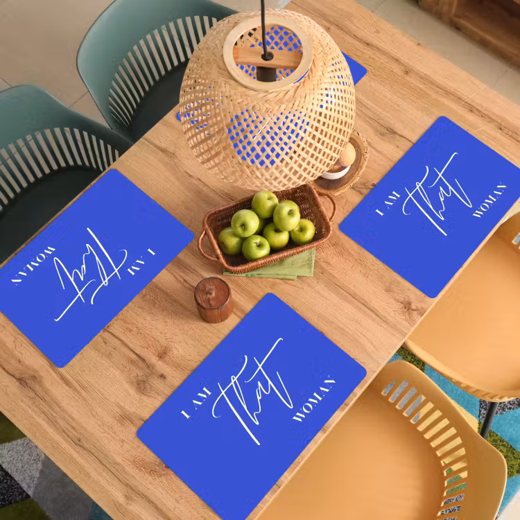 Blauw - I am that woman - Sierlijk - Minimalistisch Placemat vinyl groot -zzsfeer5_Kitchenyeah-website
