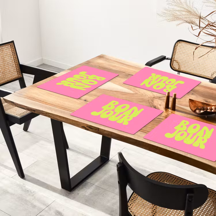 Bonjour - Roze - Fel groen Placemat vinyl groot -zzsfeer4_Kitchenyeah-website