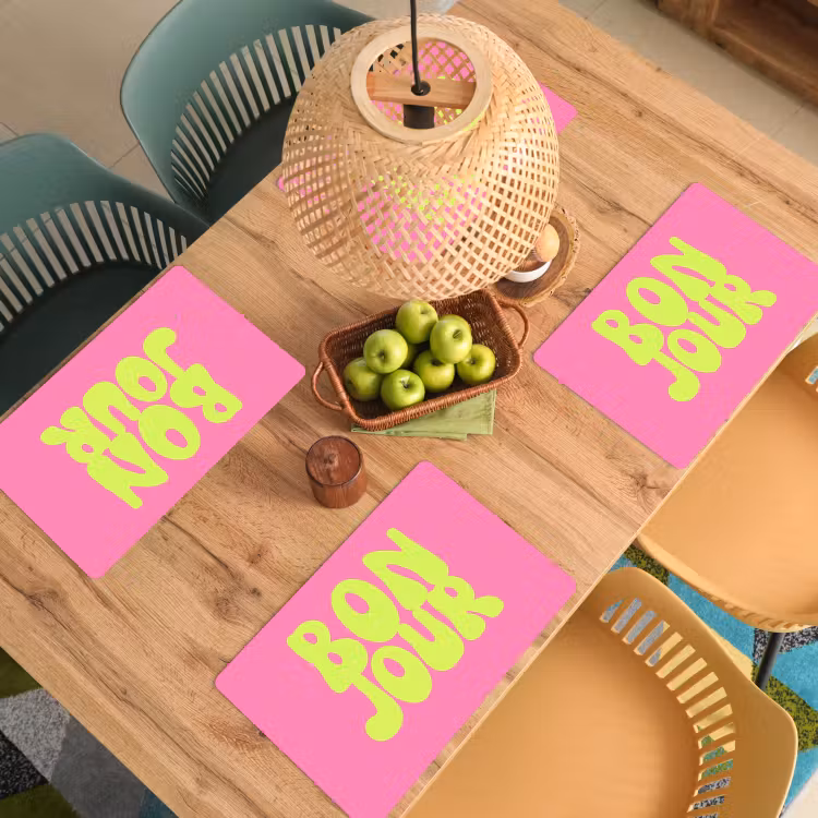 Bonjour - Roze - Fel groen Placemat vinyl groot -zzsfeer5_Kitchenyeah-website