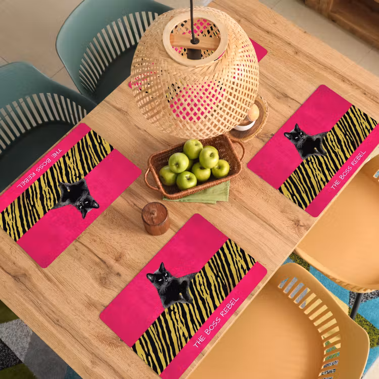 Kat - Baas - Roze - Tijgerprint Placemat vinyl groot -zzsfeer5_Kitchenyeah-website