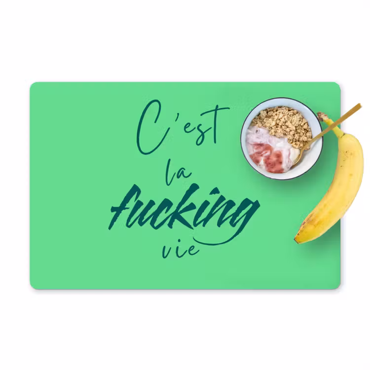c'est la fucking vie - Groen - Penseelstijl Placemat vinyl groot -zzzproduct_Kitchenyeah-website