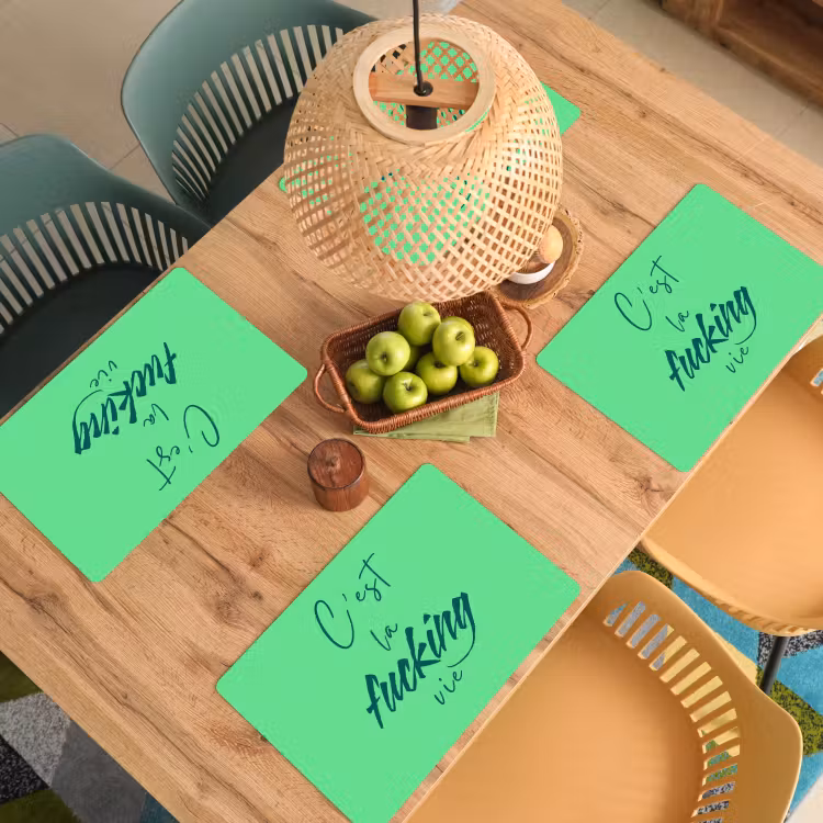 c'est la fucking vie - Groen - Penseelstijl Placemat vinyl groot -zzsfeer5_Kitchenyeah-website