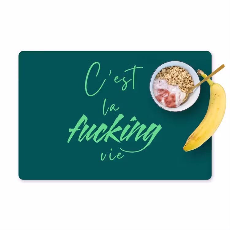 c'est la fucking vie - Groen - Handgeschreven Placemat vinyl groot -zzzproduct_Kitchenyeah-website