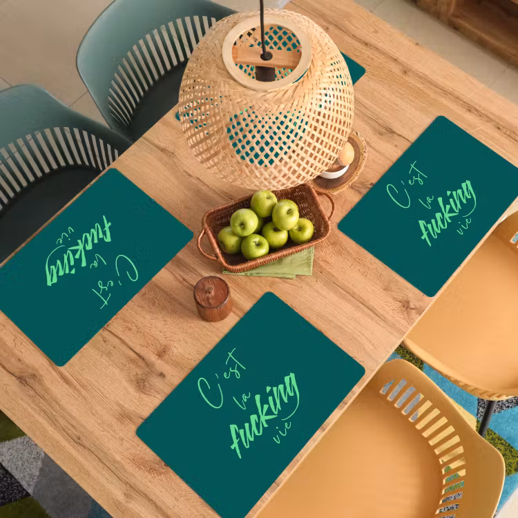 c'est la fucking vie - Groen - Handgeschreven Placemat vinyl groot -zzsfeer5_Kitchenyeah-website