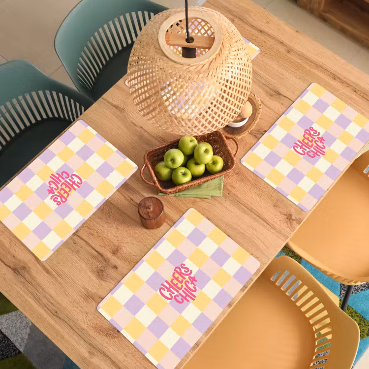 Cheers Chica - Ruitjes - Lila - Geel Placemat vinyl groot -zzsfeer5_Kitchenyeah-website