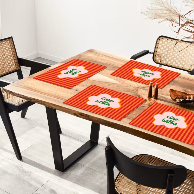 Ciao bella - Tekstwolk - Strepen - Oranje Placemat vinyl groot -zzsfeer4_Kitchenyeah-website