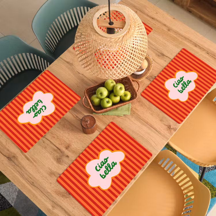 Ciao bella - Tekstwolk - Strepen - Oranje Placemat vinyl groot -zzsfeer5_Kitchenyeah-website
