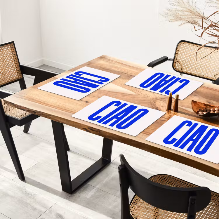 Ciao - Hoofdletters - Blauw - Minimalistisch Placemat vinyl groot -zzsfeer4_Kitchenyeah-website