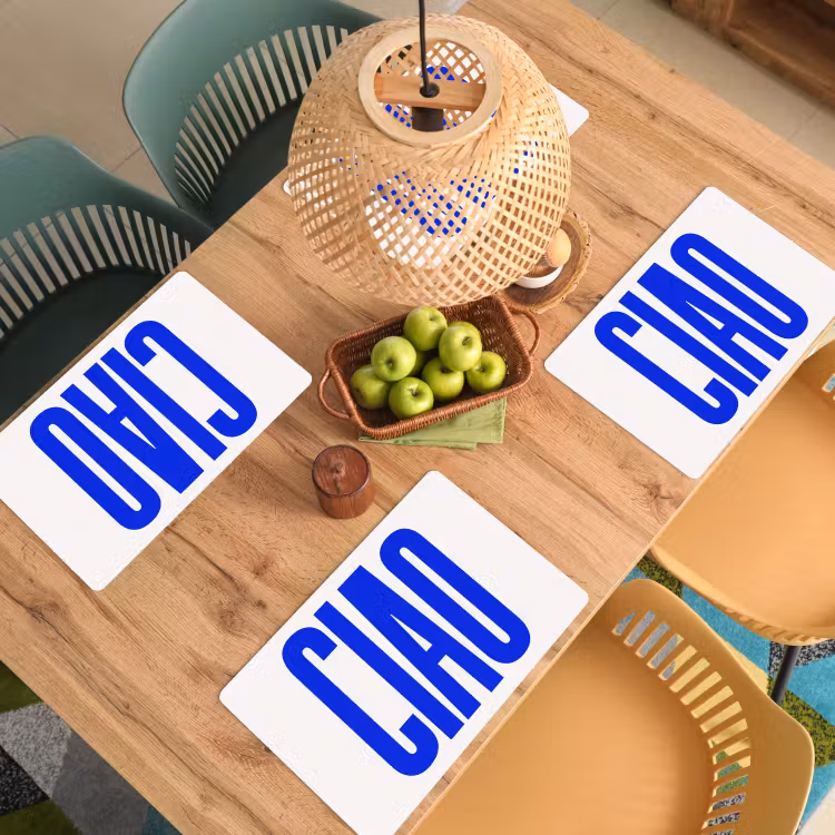 Ciao - Hoofdletters - Blauw - Minimalistisch Placemat vinyl groot -zzsfeer5_Kitchenyeah-website
