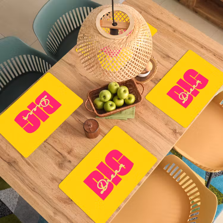 Dream big - Geel - Roze Placemat vinyl groot -zzsfeer5_Kitchenyeah-website