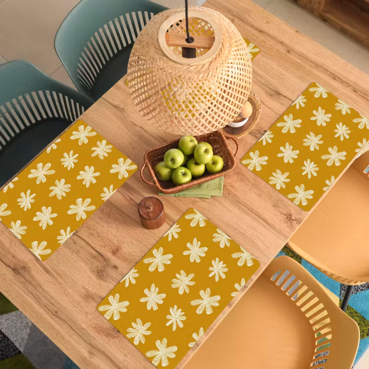 Bloem - Speels - Okergeel Placemat vinyl groot 368 -zzsfeer5_Kitchenyeah-website