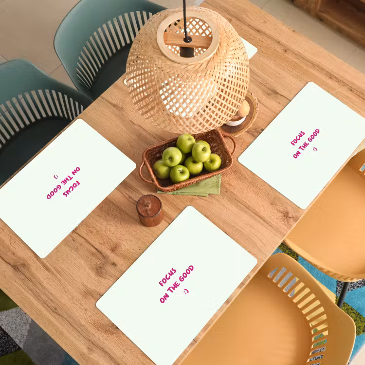 Focus - Beige - Roze - Smiley Placemat vinyl groot -zzsfeer5_Kitchenyeah-website