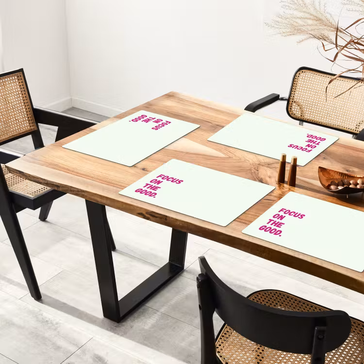 Focus on the good - Beige - Roze Placemat vinyl groot -zzsfeer4_Kitchenyeah-website