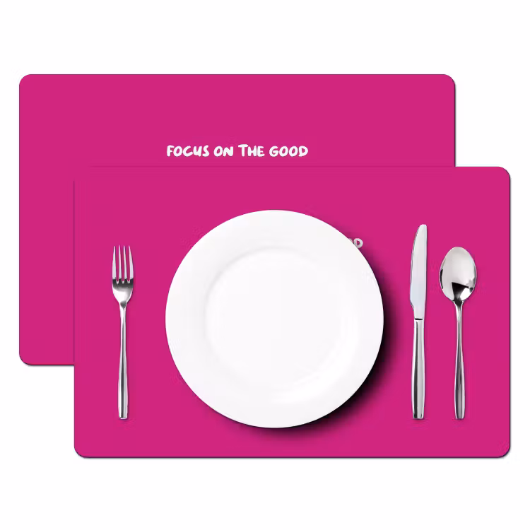 Focus on the good - Roze - wit Placemat vinyl groot -zzsfeer2_Kitchenyeah-website
